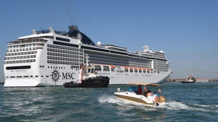 Estacionarse mal: Crucero impacta muelle y barco de turismo en Venecia