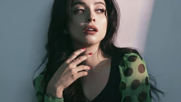 Mon Laferte muestra nuevo tatuaje y posa en topless