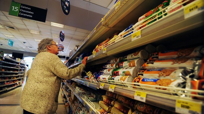 Inconsistencia en etiquetados: Estudio Unab detecta al menos 40 productos con nutrientes críticos que no poseen sello