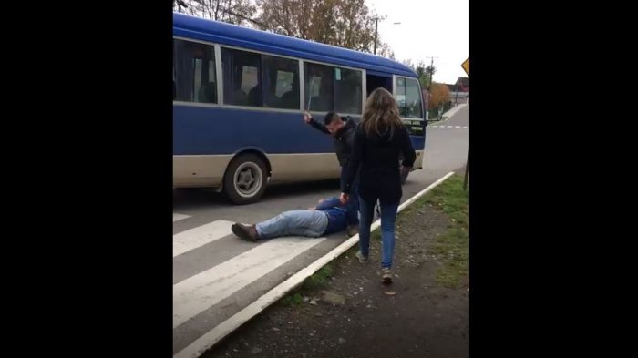 Chofer de minibús golpea con un fierro a conductor de micro y amenaza con agredir a una mujer que lo increpa