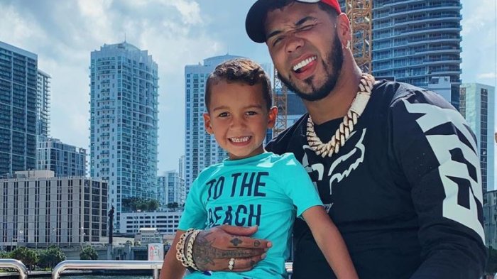 “Enseñándole a ser mejor persona que yo”: Anuel AA se llenó de críticas por ponerle dientes de oro a hijo de 6 años