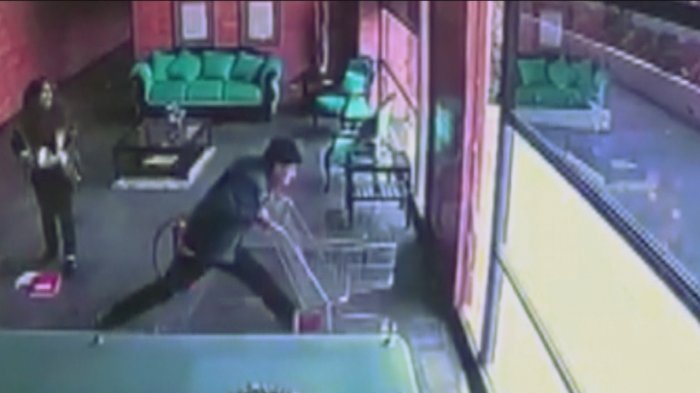 La batalla campal con destornillador, carro de supermercado y extintor entre delincuentes y conserjes en edificio de Ñuñoa