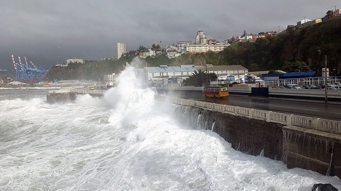 21 personas quedaron aisladas tras fuertes marejadas que afectan a Chiloé