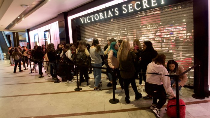 Más de 300 mujeres (y algunos pololos) hicieron fila por apertura de la primera tienda de lencería de Victoria‘s Secret