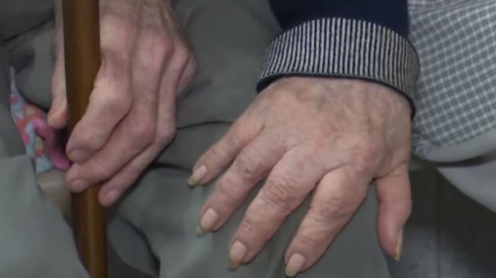 Ancianos de 92 y 86 años fueron abandonados por su hijo en un bar