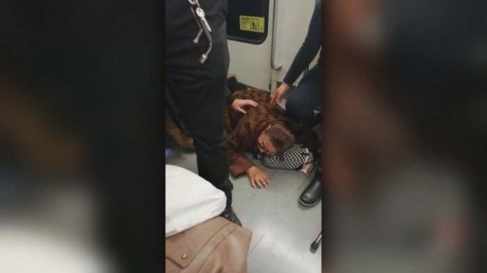 Estuvo 4 estaciones tirada en vagón de Metro: Acusan tardanza en activar protocolo por accidentes