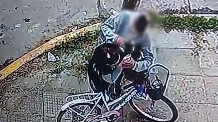 Captan a delincuente que apuntó con un arma en la cabeza a niño de 2 años para robar un celular