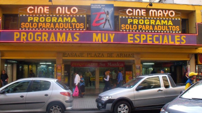 Cierran definitivamente cines triple X en Plaza de Armas: Podría instalarse un jardín o un gimnasio comunitario
