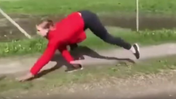 Corren como caballo: La particular forma de moverse de algunos humanos