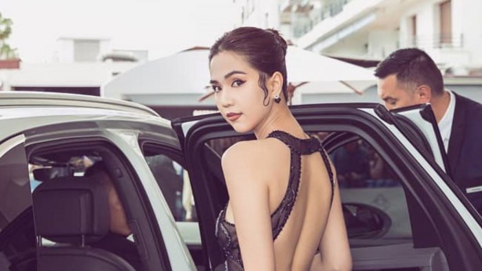 “Impropio” y “ofensivo”: Modelo pagaría multa por usar vestido de transparencia