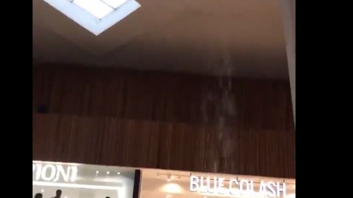 Momento épico: Músicos tocaron canción de “Titanic” mientras mall se inundaba