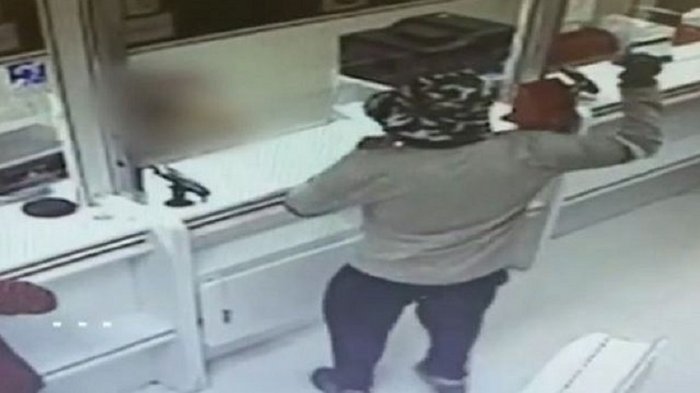 Delincuente asaltó dos bancos y amenazó a trabajadores con una palta: Dijo que era una granada