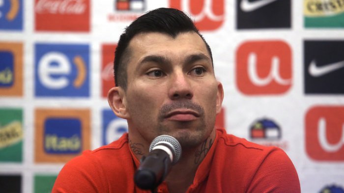Gary Medel envió saludo motivacional a las jugadoras de la Roja en la previa a su debut