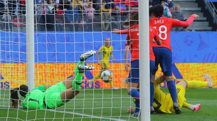 La jugada del partido: Así fue la increíble y felina tapada de Tiane Endler que evitó un gol seguro de Suecia