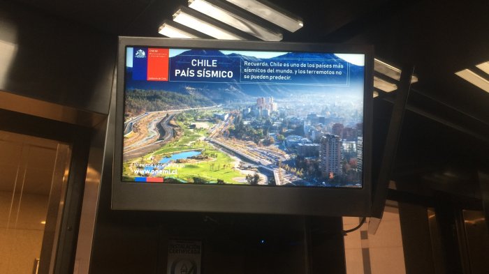 Onemi pondrá pantallas en los ascensores de Santiago para avisar cuando venga una catástrofe natural