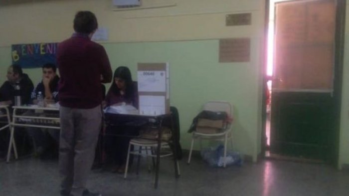 Hombre borracho fue a votar y orinó sobre las boletas de los candidatos