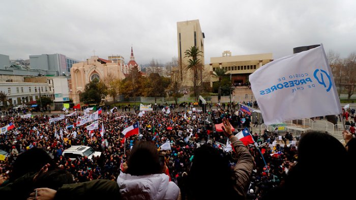 Paro continúa tras reunión del Colegio de Profesores y Mineduc en día de masiva marcha