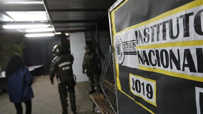 Alumnos del Instituto Nacional depusieron la toma luego de dos días