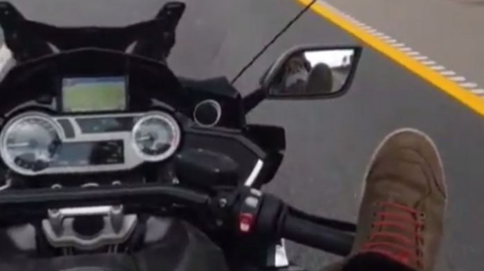 Se grabó manejando una moto con los pies al volante a más de 100 km/h: Falleció horas después en un accidente