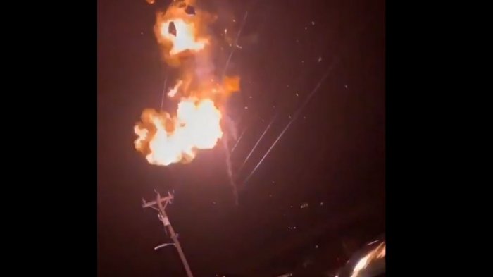 Celebró su graduación soltando al aire globos con helio: Provocó una explosión y dejó a todo un barrio sin luz