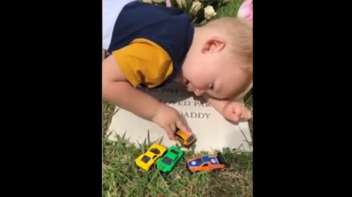 El emocionante video de un niño que juega con sus autitos sobre la tumba de padre