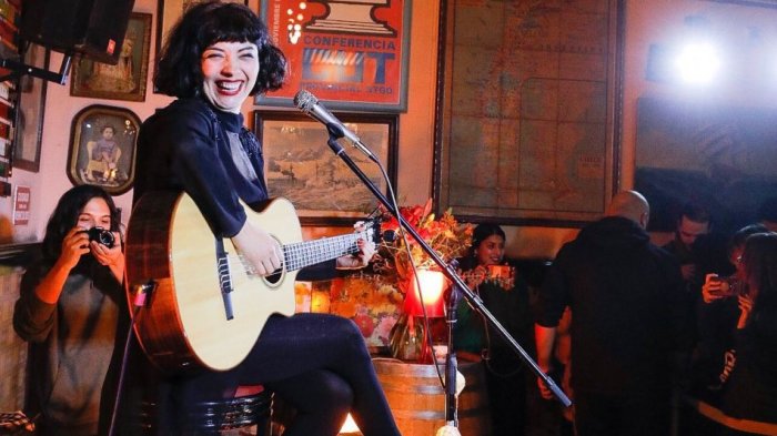 Un intenso reencuentro: Revive el show completo con que Mon Laferte sorprendió en el Bar Liguria
