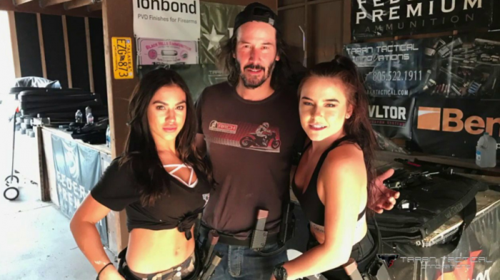 El arte de abrazar sin tocar: El aplaudido protocolo de Keanu Reeves al sacarse fotos con mujeres