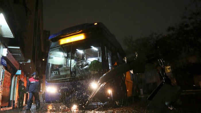 Accidentes de tránsito, cortes de luz y calles anegadas: Estos son los primeros estragos de las lluvias en Santiago