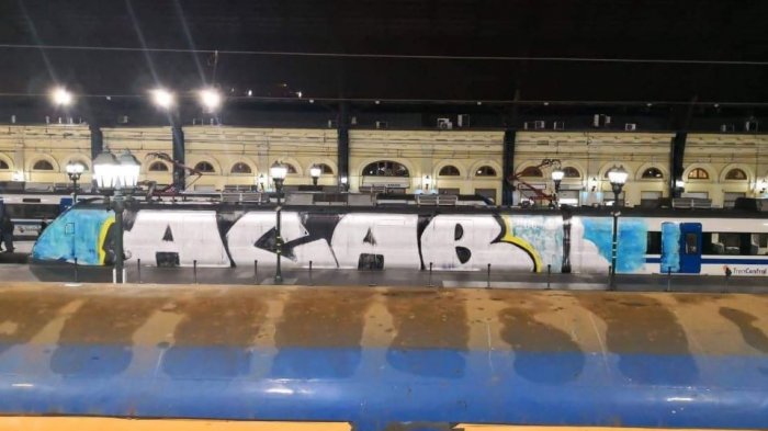 Buscan a los responsables: Tren Central amaneció con gigantesco grafiti y tuvo que ser sacado de circulación
