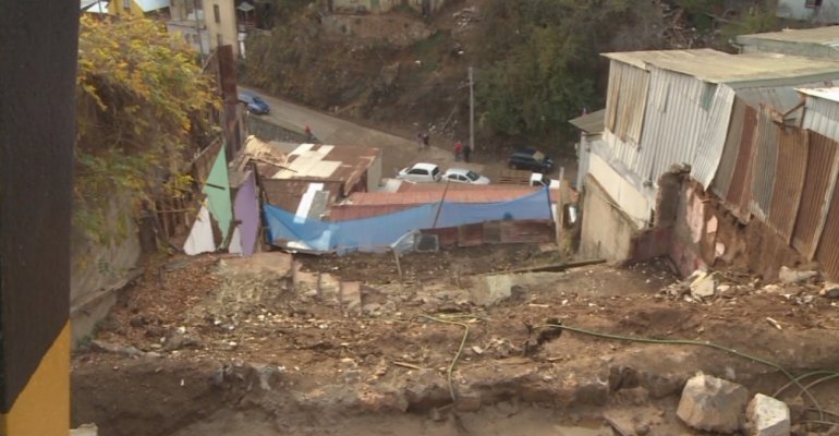 Abuela de 86 años sufrió derrumbe de su casa en Valparaíso