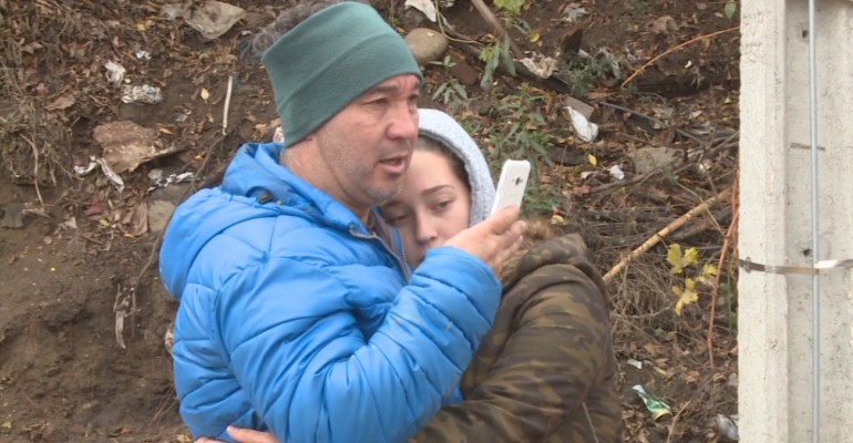 Padre e hija atemorizados por posible derrumbe de su casa en Valparaíso