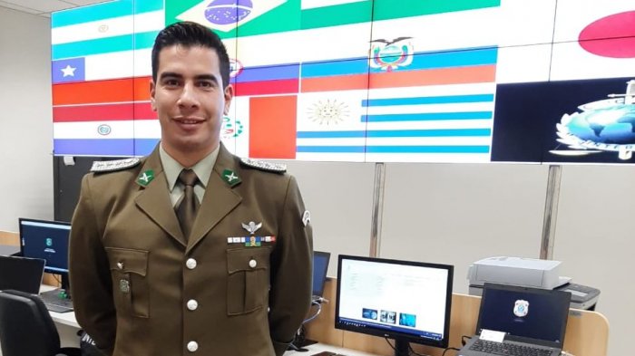 El carabinero chileno que fiscaliza a hinchas de la Roja y alerta a la policía brasilera cuando alguno tiene antecedentes penales