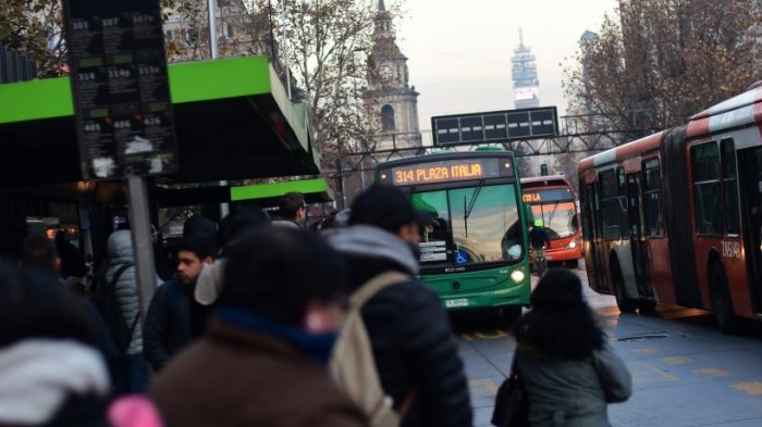 Menor de 5 años con Síndrome de Down fue encontrada viajando sola al interior de un bus del Transantiago