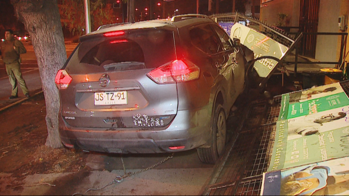 De película: Persecución de auto robado terminó con feroz choque que voló la reja de un centro médico