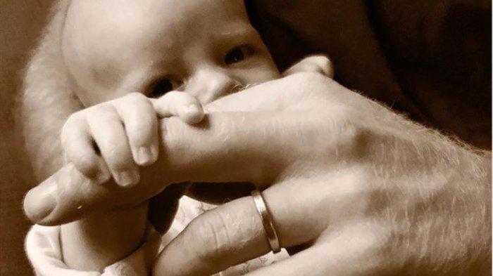 Ternura en una instantánea: La foto del príncipe Harry y su hijo por el Día del Padre