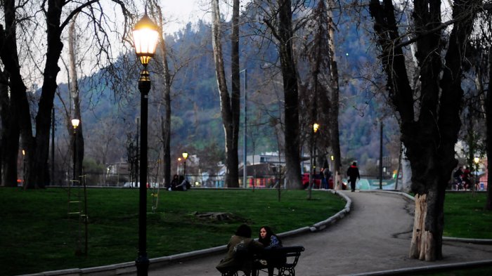 Mujer de 21 años confesó que enterró feto en el Parque Forestal: Carabineros realiza operativo en el sector