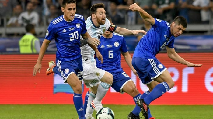 Con penal sancionado por el VAR: Argentina sufrió para rescatar empate ante Paraguay