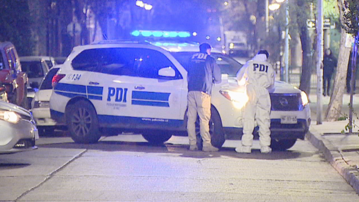 Detectives de civil frustraron violento portonazo: Hubo intercambio de disparos en pleno centro de Santiago