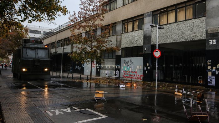 Santiago gastó más de $2.500 millones en los últimos 6 años para reparar destrozos en liceos