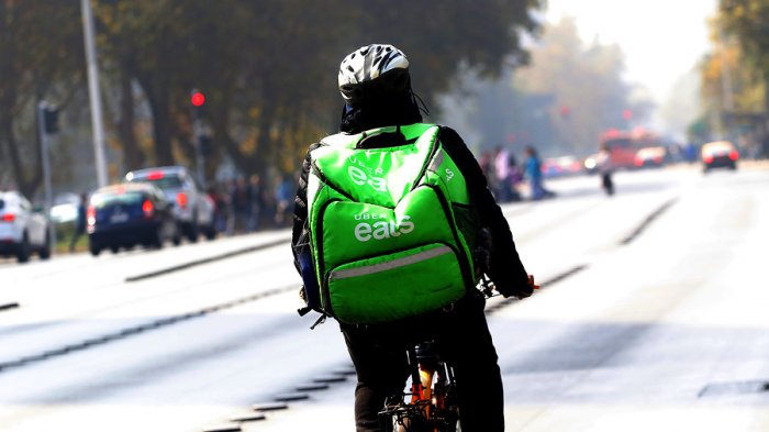 Detienen a motochorros que amenazaban con cuchillos a víctimas: Estaban inscritos en conocida app de repartos