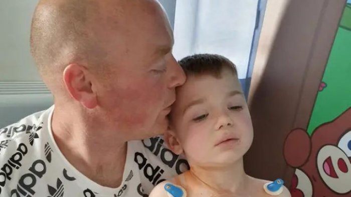 Un padre se tatuó el pecho para igualar la cicatriz con que quedó su hijo tras operación al corazón