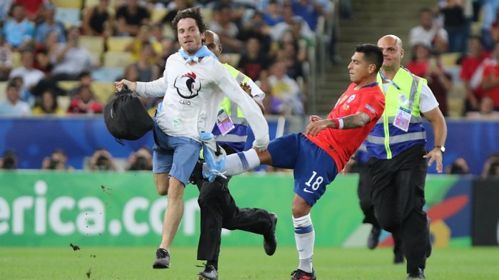 ¿Arriesga sanción? La zancadilla de Jara al “hombre pollo” podría costarle caro