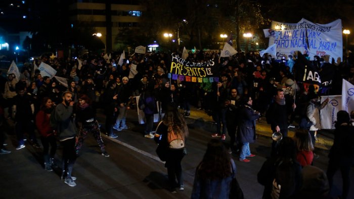 “Cacerolazo de los patipelados”: Así fueron las movilizaciones en apoyo a los profesores en varias ciudades de Chile