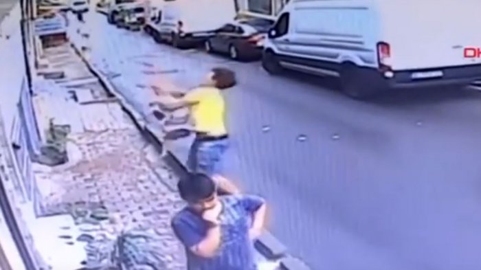 La atrapó en el aire: Captan a joven que le salvó la vida a niña de 2 años que cayó desde edificio