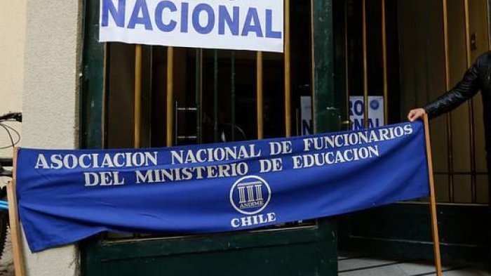 En apoyo a paro docente: Funcionarios del Mineduc anuncian paralización de 24 horas