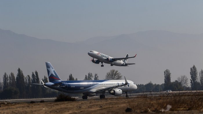 Peligroso “juego” en el Aeropuerto de Santiago: Apuntan a las cabinas de aviones con un láser verde mientras aterrizan