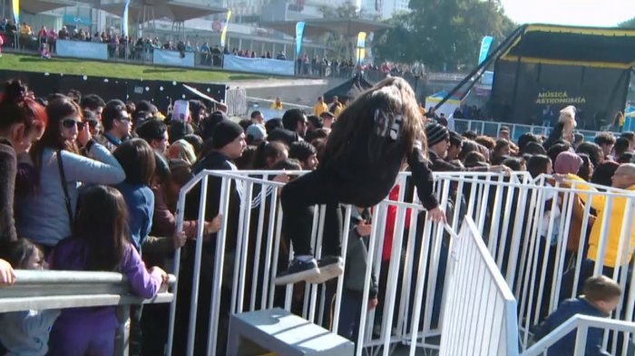 “La avalancha aplastó niños”: Vecinos de Maipú indignados por aglomeración en entrega de lentes para el eclipse