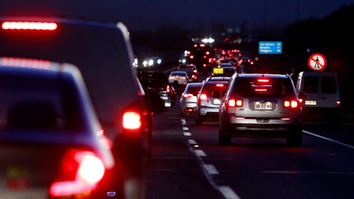 Se puso a dirigir el tránsito por kilométrico taco tras eclipse y fue multado por Carabineros