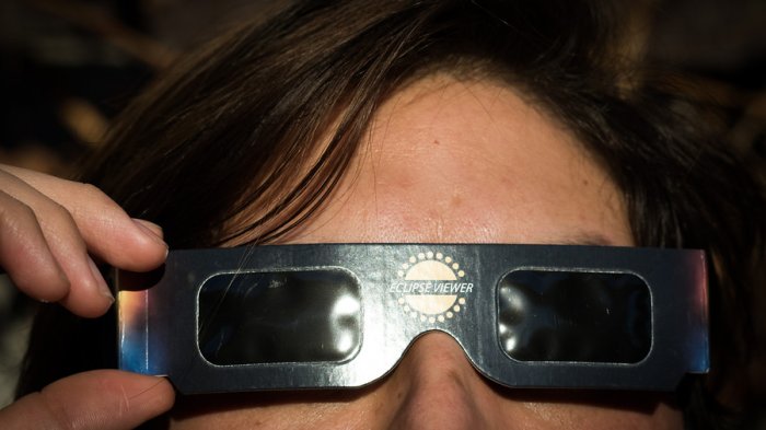 Daño ocular: Los síntomas que podrías presentar si viste el eclipse sin los lentes especiales