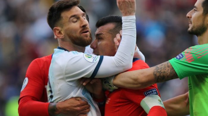 Segundo a segundo: Así fueron los empujones que terminaron con Medel y Messi fuera de la cancha